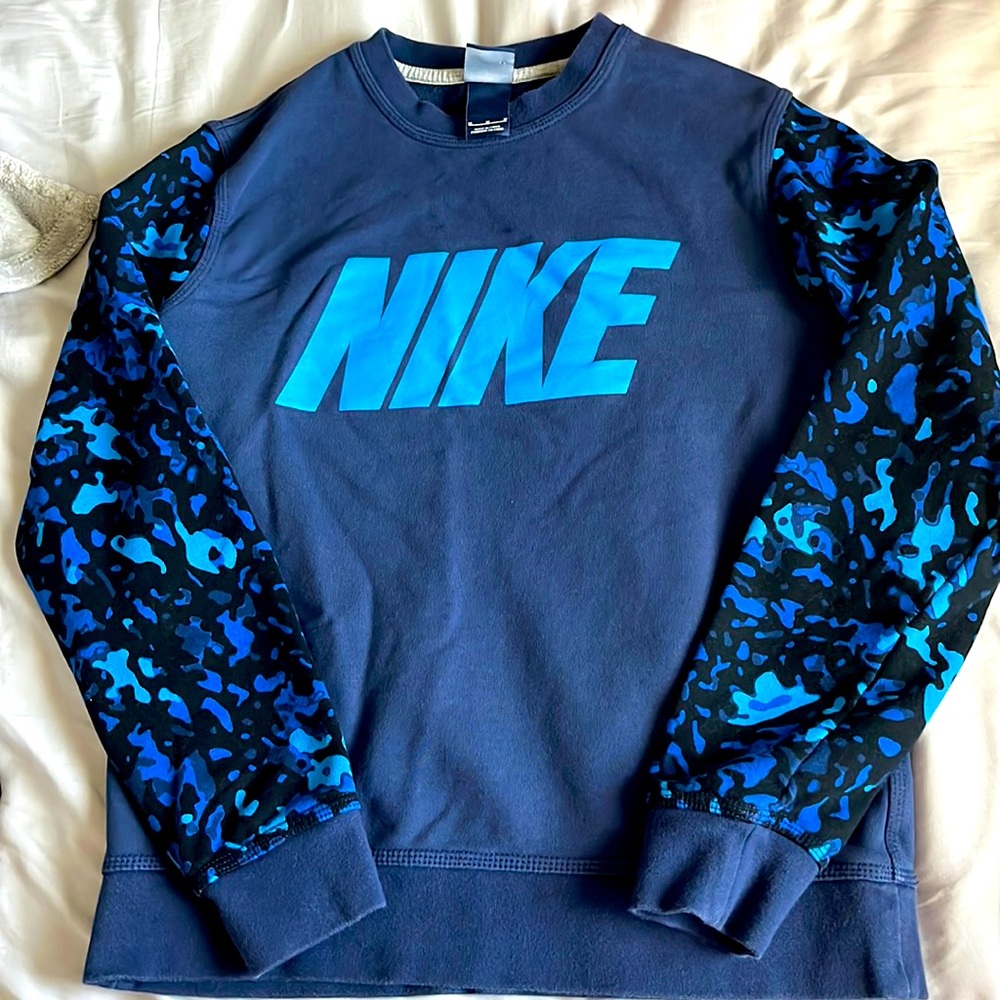 Medium nike crew neck sweater. The colors are more vibrant in person 💕